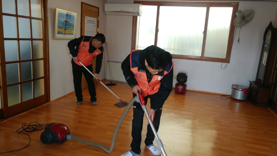 상고절회관 내부 청소 모습